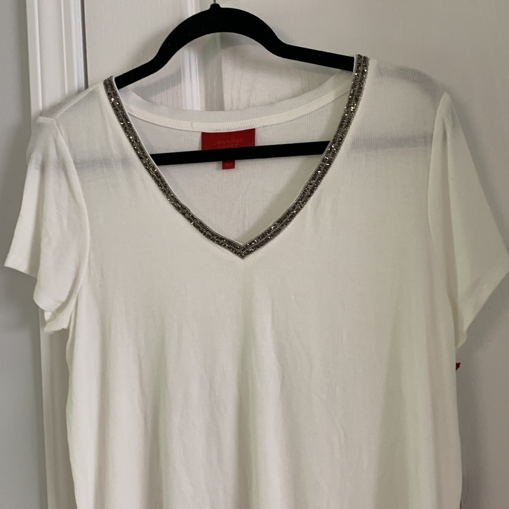 Jennifer Lopez Embellished jeweled‎ V Neck Tee size M NWT off white ribbed